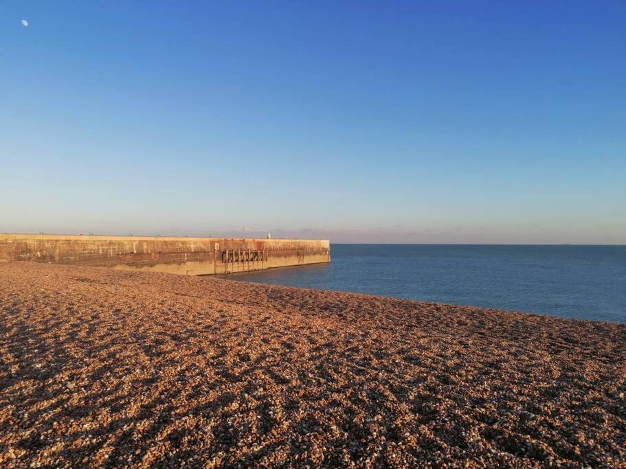 Welcoming 2 Bed Townhouse Near Town Centre & Beach Folkestone Exterior foto