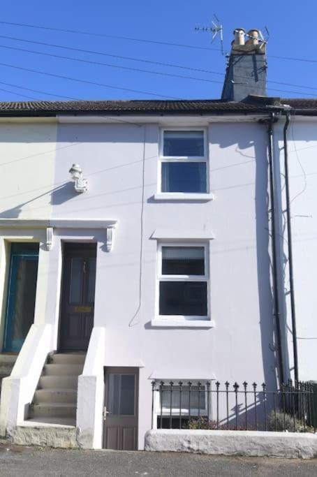 Welcoming 2 Bed Townhouse Near Town Centre & Beach Folkestone Exterior foto