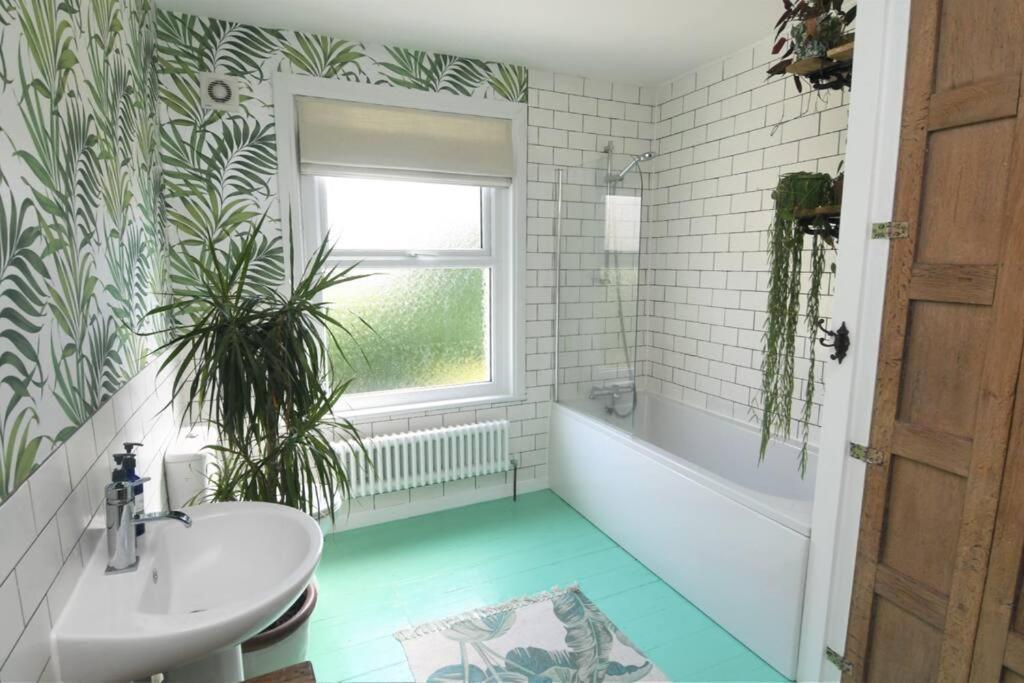 Welcoming 2 Bed Townhouse Near Town Centre & Beach Folkestone Exterior foto