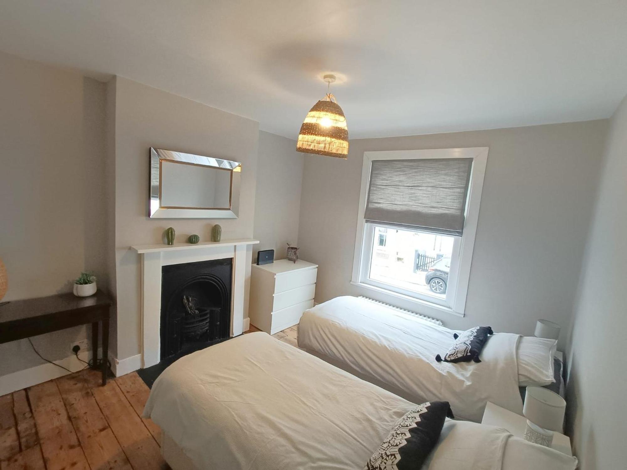 Welcoming 2 Bed Townhouse Near Town Centre & Beach Folkestone Exterior foto